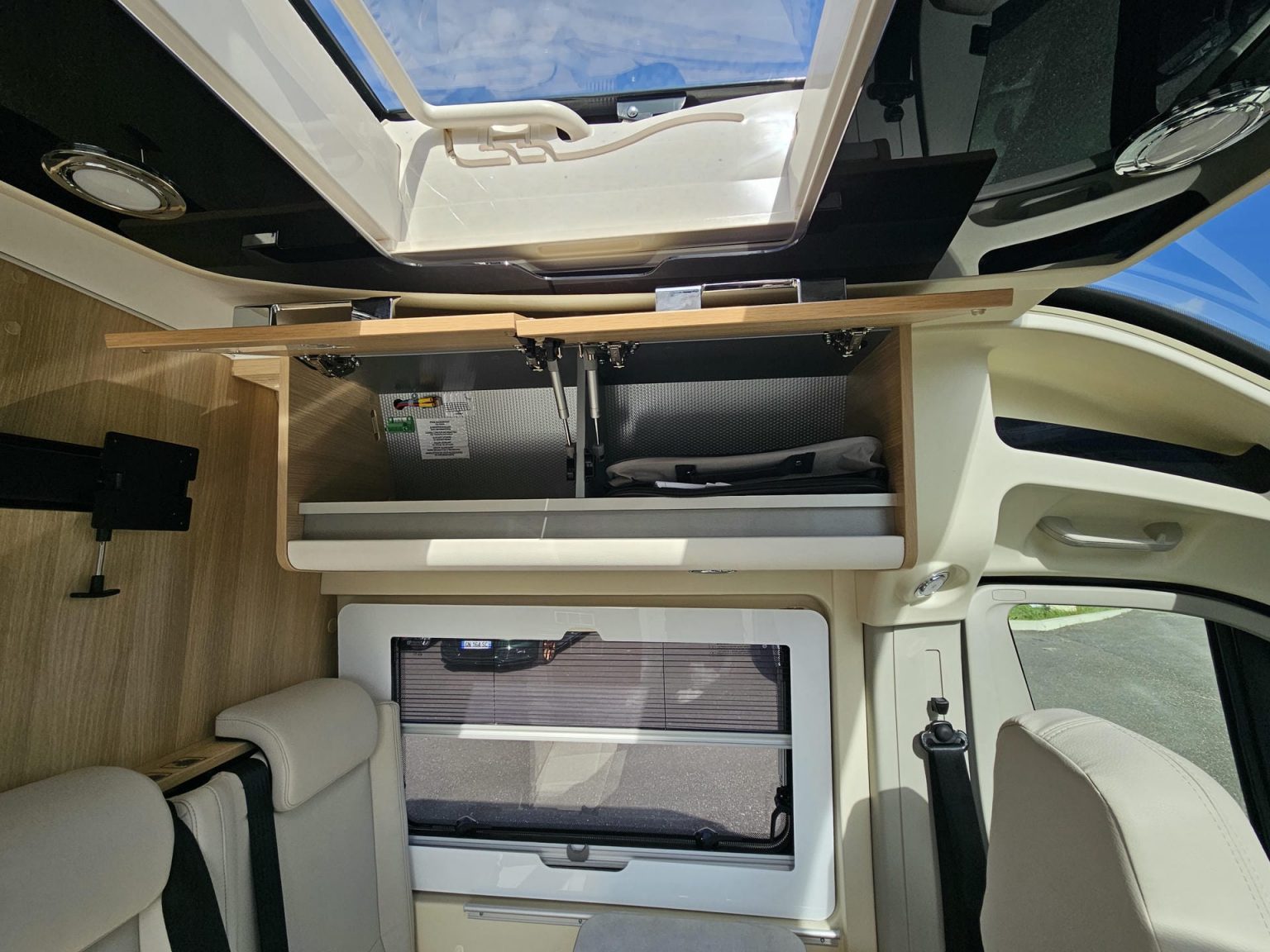 Fourgon Magellan 643 Campérêve - rangements