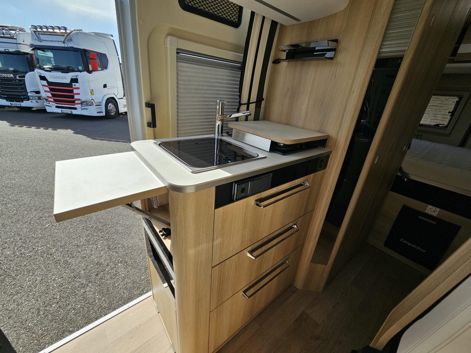 Fourgon Magellan 643 Campérêve - Cuisine