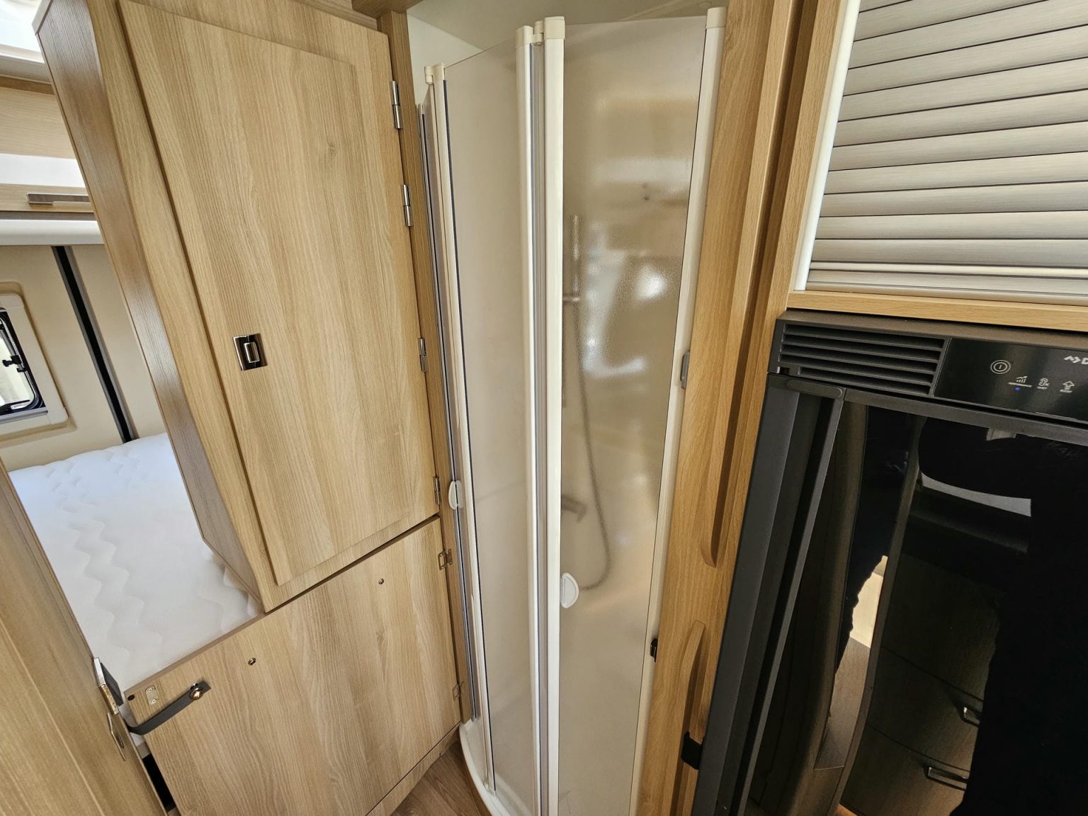 Fourgon Magellan 643 Campérêve - Espace sanitaire