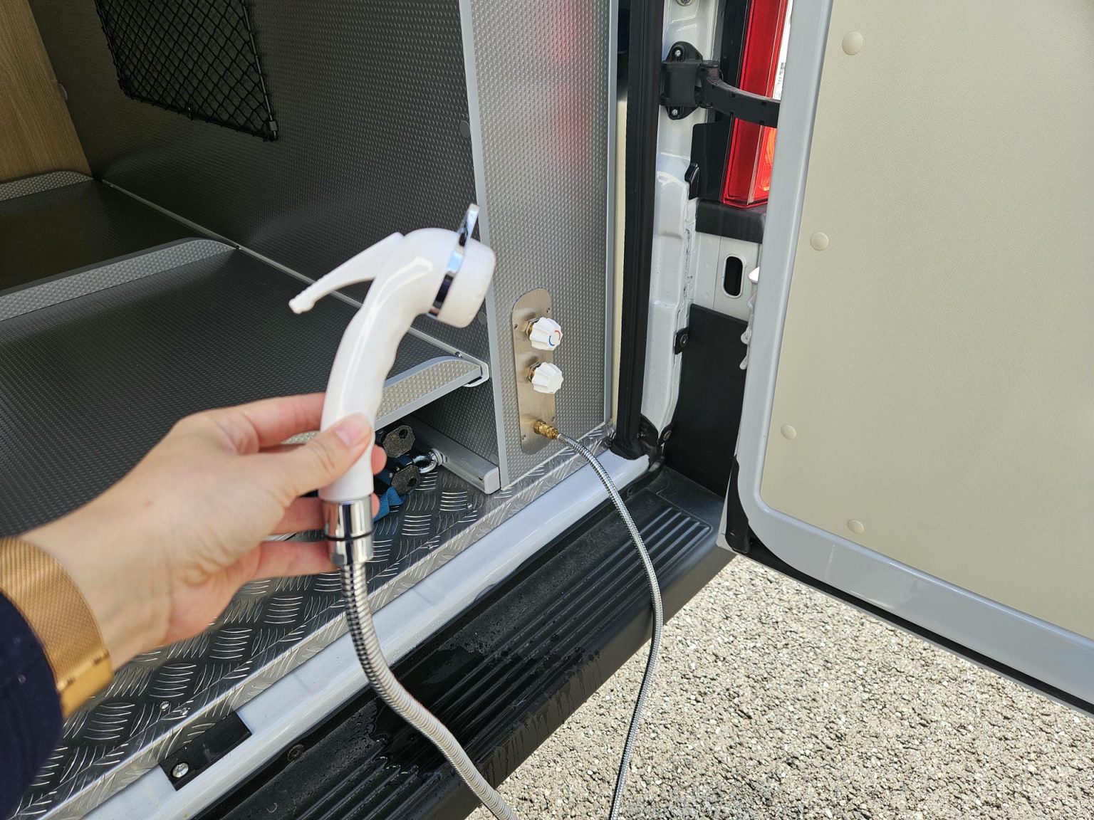 Fourgon Magellan 643 Campérêve - douchette extérieure