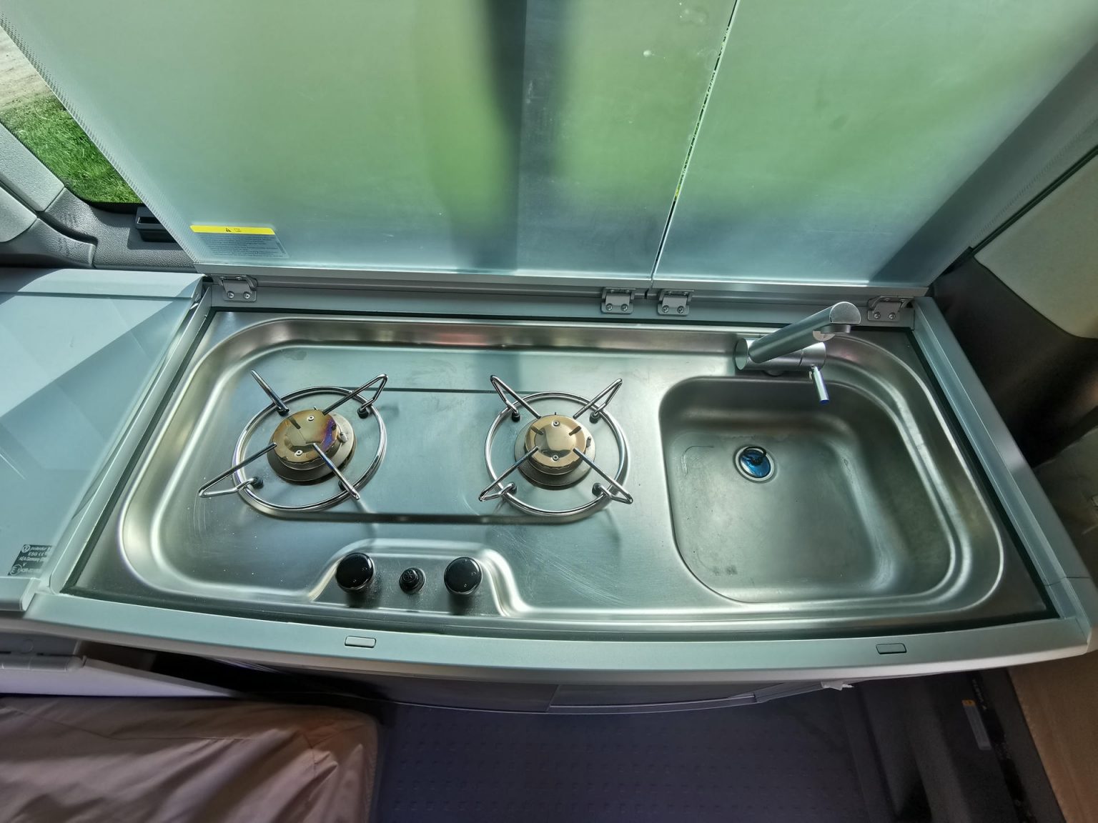 Volkswagen California T6.1 - Deux feux au gaz et un évier